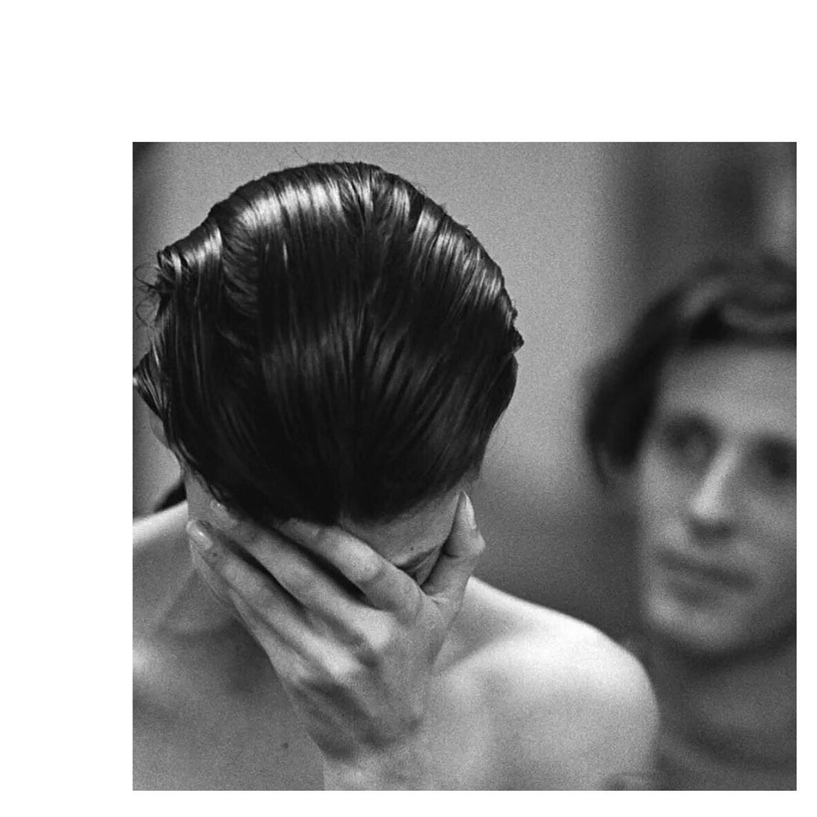 Julien d’Ys cuts @lindaevangelista’s hair in 1988, photographed by Peter LindberghRegram @pechuga_vintage