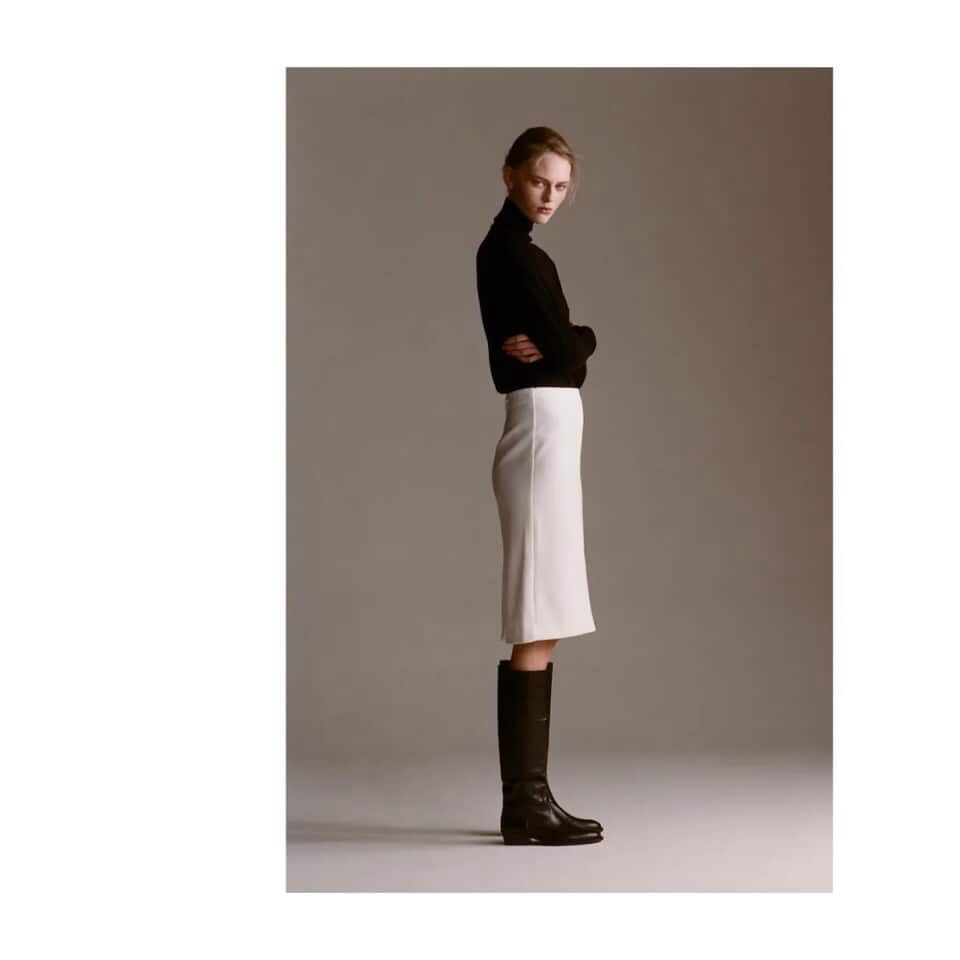 JUDE FOOTWEAR.On my radar: @judethebrand footwear. Made in Portugal, it’s well-priced and ranges from slightly fetishy silhouettes to elite hotel slippers and this immaculate polished calf riding boot 🤎More on the blog: https://www.disneyrollergirl.net/trend-report-ss26-dario-vitale-versace/
