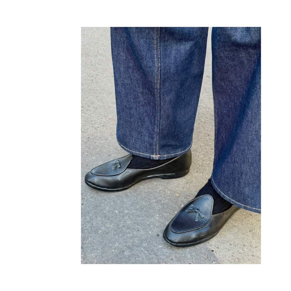 Wide dark jeans that kiss the back of the shoe, dark socks, Belgian loafers. Linda knows 👀❤️ 📷 @lindavwright