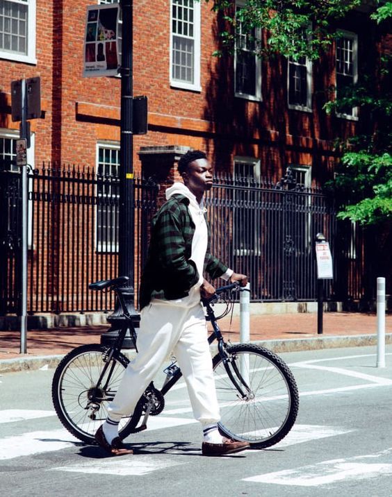 Young man with bike wearing Uniqlo outfit